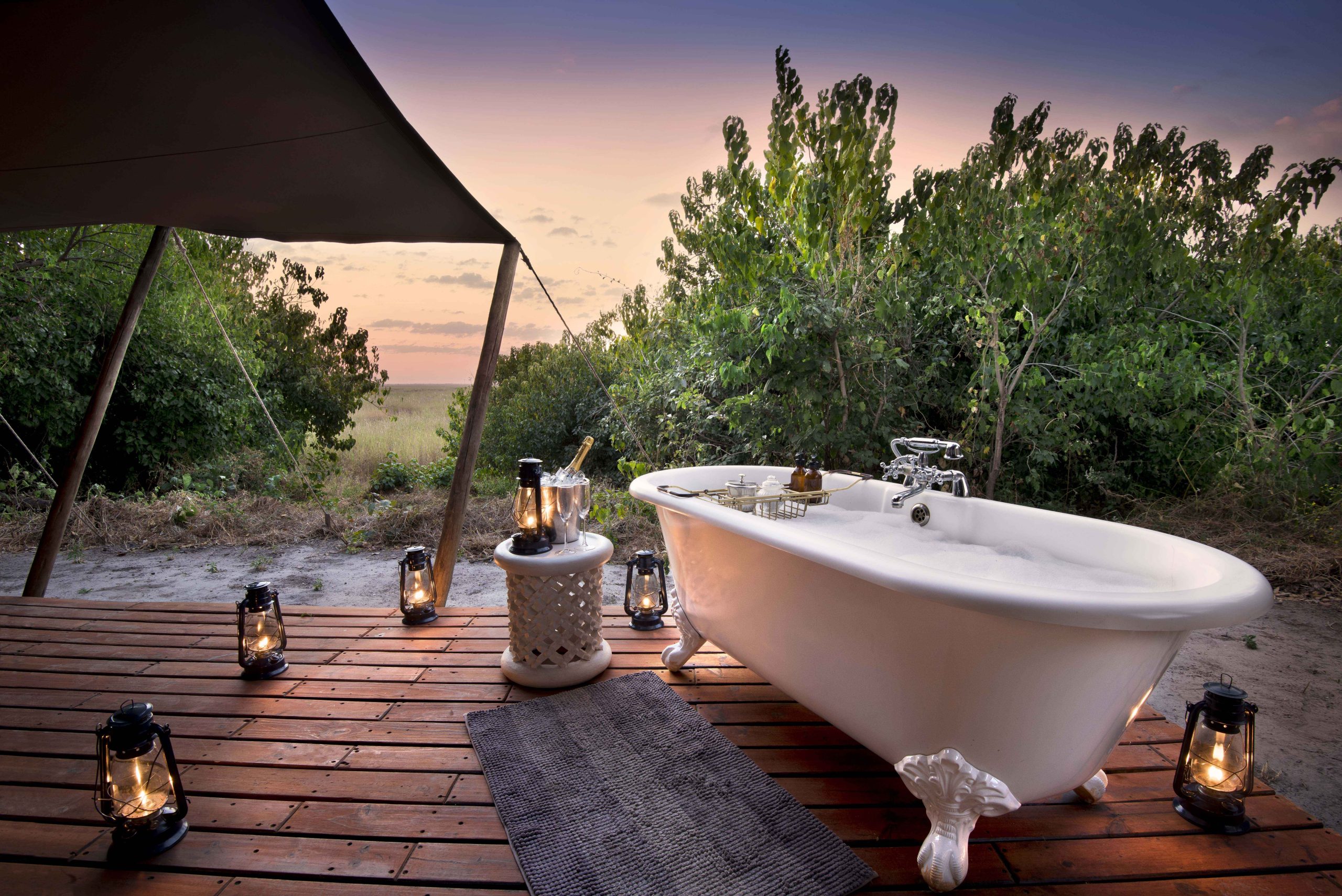 linyanti-bush-camp-rooms-safari-tent-outdoor-tub-01 Bath with a view at Lintanti Bush Camp