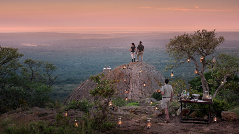 Una pausa para tomar un aperitivo al atardecer durante un safari en Phinda