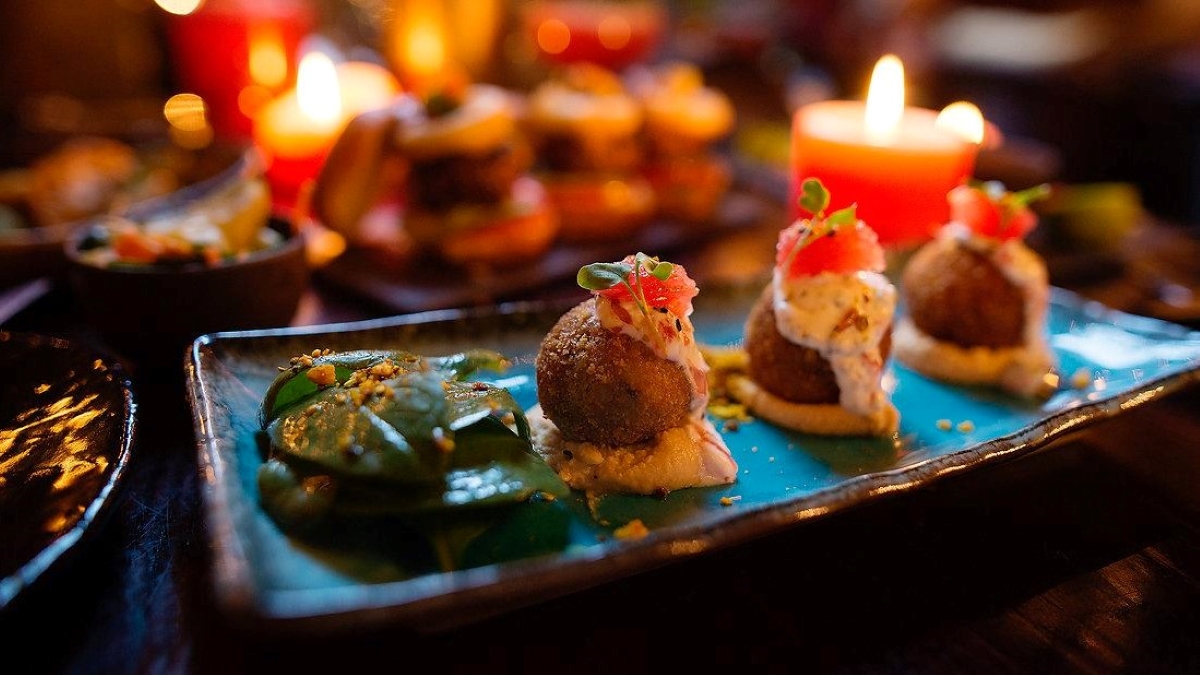 Kloof Street House4 Romantic candle-lit dinner